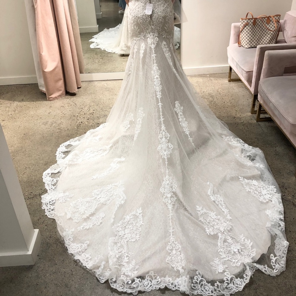 Martina Liana Wedding Gown - Picture 3 of 10